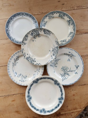 Assiettes plates vintage dépareillées terre de fer - Décor bleu