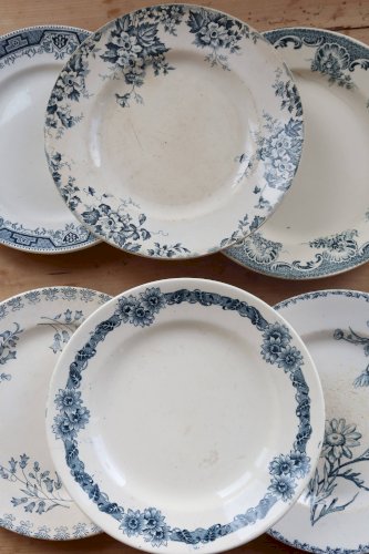 Assiettes plates vintage dépareillées terre de fer - Décor bleu