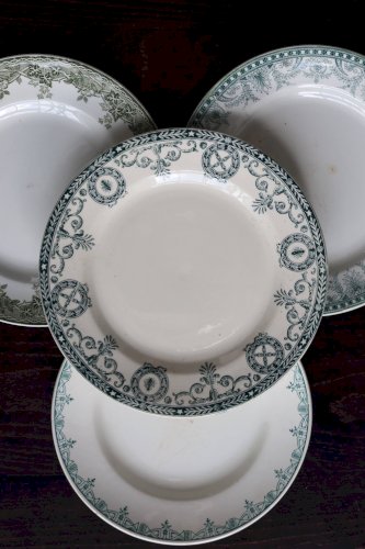 Assiettes plates vintage dépareillées terre de fer - Décor vert