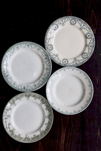 Assiettes plates vintage dépareillées terre de fer - Décor vert