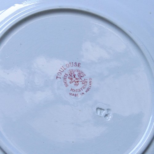 Assiettes plates XIXe terre de fer signées Maestricht collection Toulouse
