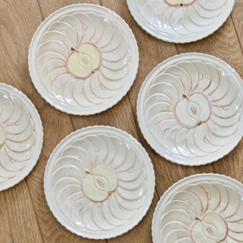 Assiettes vintage en barbotine trompe loeil tarte aux pommes