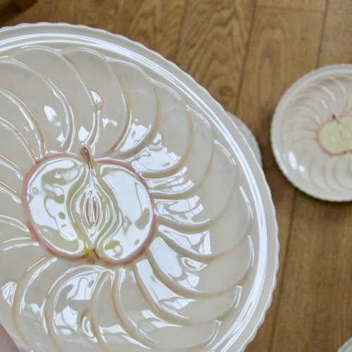 Assiettes vintage en barbotine trompe loeil tarte aux pommes