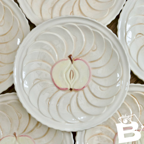 Assiettes vintage en barbotine trompe loeil tarte aux pommes