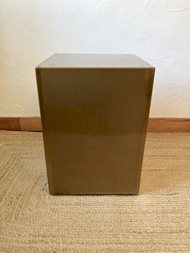 Assise métallique électrozinguée, effet laiton. Défilé Pharrell Williams / Louis Vuitton, 2024