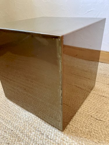 Assise métallique électrozinguée, effet laiton. Défilé Pharrell Williams / Louis Vuitton, 2024