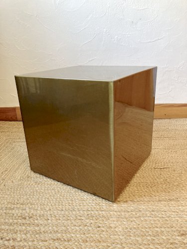 Assise métallique électrozinguée, effet laiton. Défilé Pharrell Williams / Louis Vuitton, 2024