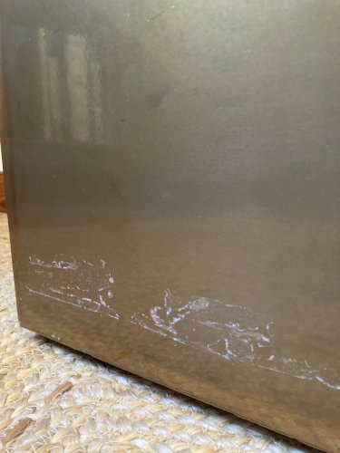 Assise métallique électrozinguée, effet laiton. Défilé Pharrell Williams / Louis Vuitton, 2024