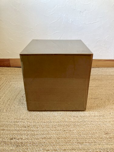 Assise métallique électrozinguée, effet laiton. Défilé Pharrell Williams / Louis Vuitton, 2024