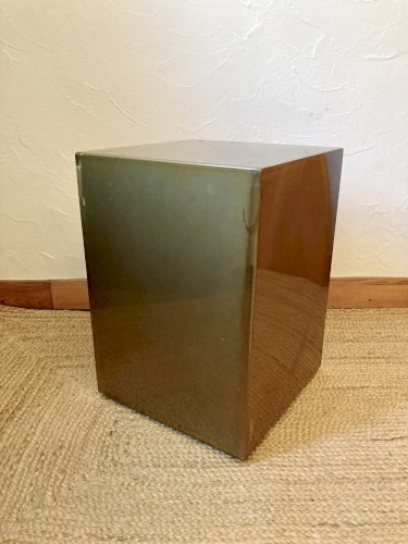 Assise métallique électrozinguée, effet laiton. Défilé Pharrell Williams / Louis Vuitton, 2024