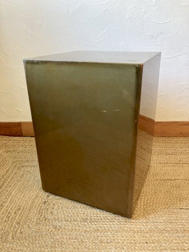 Assise métallique électrozinguée, effet laiton. Défilé Pharrell Williams / Louis Vuitton, 2024