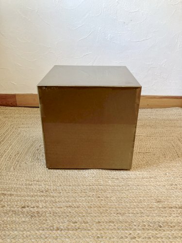 Assise métallique électrozinguée, effet laiton. Défilé Pharrell Williams / Louis Vuitton, 2024