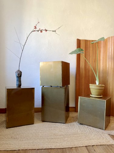 Assise métallique électrozinguée, effet laiton. Défilé Pharrell Williams / Louis Vuitton, 2024