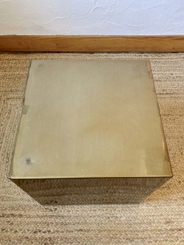 Assise métallique électrozinguée, effet laiton. Défilé Pharrell Williams / Louis Vuitton, 2024