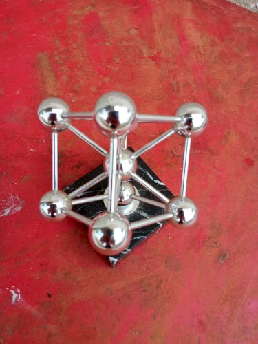 Atomium en métal chromé sur socle marbre