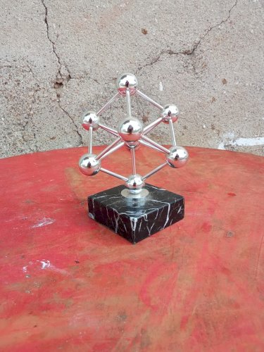 Atomium en métal chromé sur socle marbre