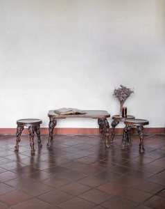 Auguste, l'ensemble table basse et tabourets brutalistes N°2