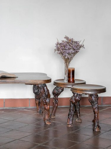 Auguste, l'ensemble table basse et tabourets brutalistes N°2