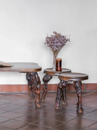 Auguste, l'ensemble table basse et tabourets brutalistes N°2