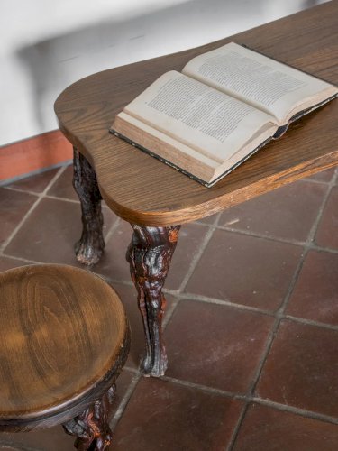 Auguste, l'ensemble table basse et tabourets brutalistes N°2