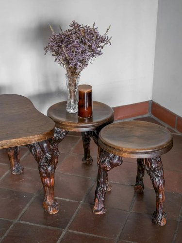 Auguste, l'ensemble table basse et tabourets brutalistes N°2