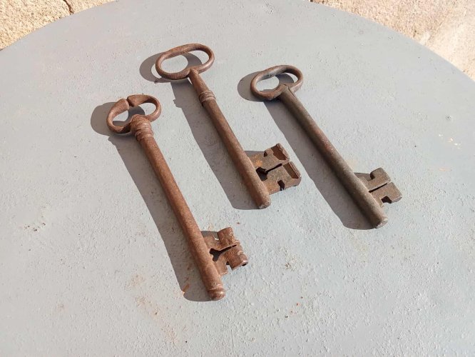 Authentiques clés anciennes décoratives Parfaites en suspension murale, en composition ou comme accessoire de vitrine.