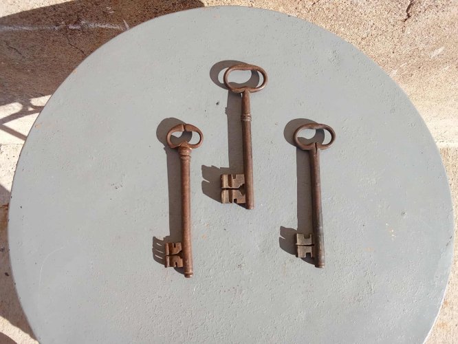 Authentiques clés anciennes décoratives Parfaites en suspension murale, en composition ou comme accessoire de vitrine.