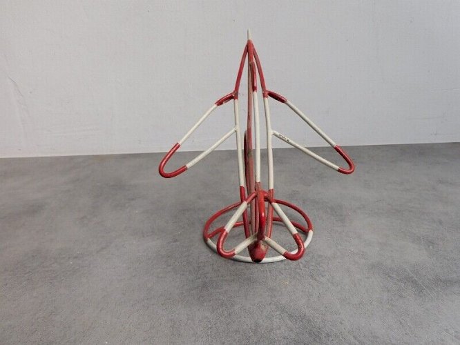 AVION EN METAL PEINT ROUGE ET BLANC N° 2