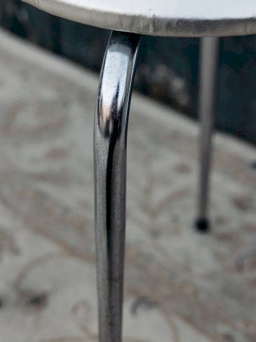 Axel, le tabouret argenté en cuir et métal N°563