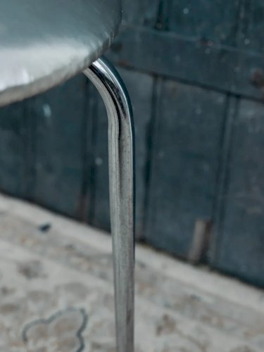 Axel, le tabouret argenté en cuir et métal N°563