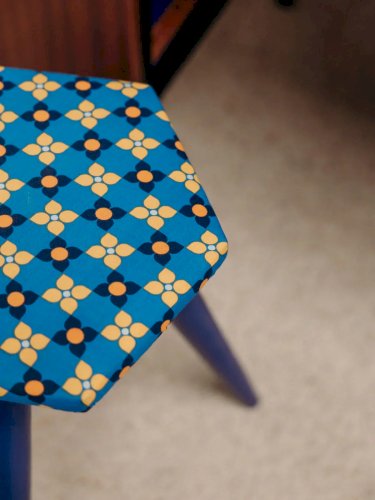 Axel, le tabouret bleu klein N°535