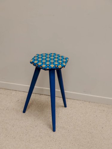 Axel, le tabouret bleu klein N°535