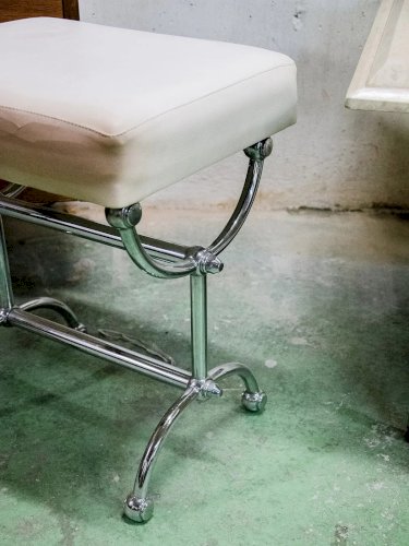 Axel, le tabouret en cuir blanc N°502