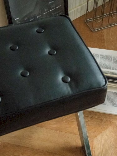 Axel, le tabouret en simili-cuir noir N°593