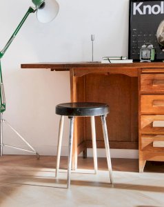 Axel, the round bakelite stool N°525