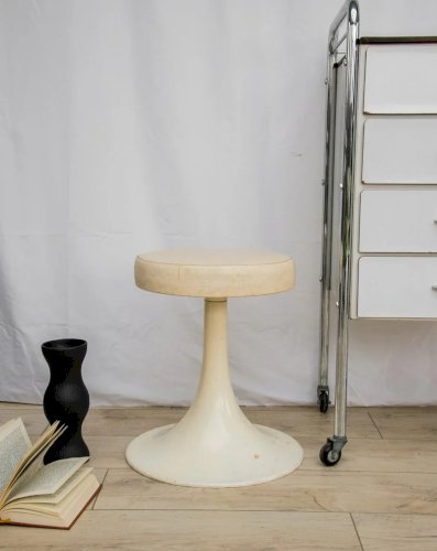 Axel, le tabouret tulipe en cuir N°583