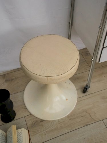 Axel, le tabouret tulipe en cuir N°583