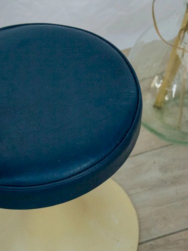 Axel, le tabouret Tulipe en cuir N°588
