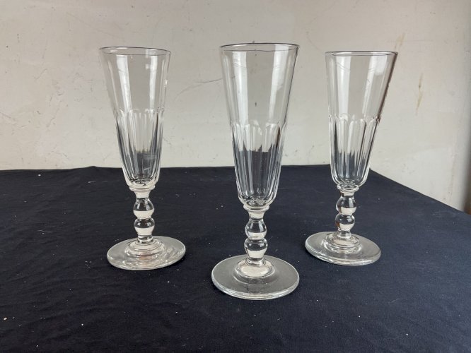 Baccarat. 3 flûtes en cristal modèle Gondole taille côtes plates, début XX