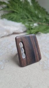 Bague ajustable en bois cristal de roche signée Nature