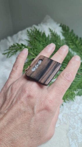 Bague ajustable en bois cristal de roche signée Nature