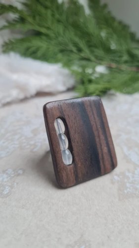 Bague ajustable en bois cristal de roche signée Nature