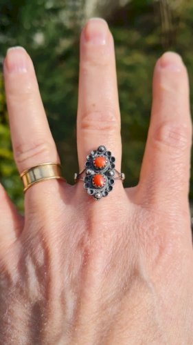Bague ancienne Berbère en argent et corail T: 17.5
