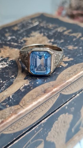 Bague ancienne en or 333 ( 8 carats ) et saphir- grande taille