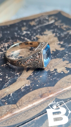 Bague ancienne en or 333 ( 8 carats ) et saphir- grande taille