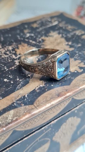 Bague ancienne en or 333 ( 8 carats ) et saphir- grande taille