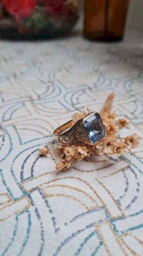 Bague ancienne en or 333 ( 8 carats ) et saphir- grande taille