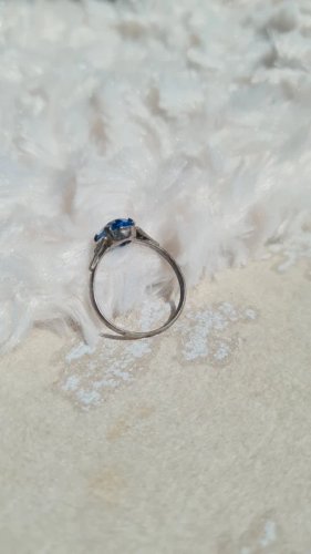 Bague Art Deco en  argent avec marcassites et zirconium bleu