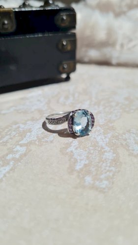 Bague avec une topaze bleu, diamants et améthystes en argent taille 53