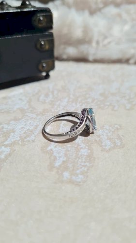 Bague avec une topaze bleu, diamants et améthystes en argent taille 53